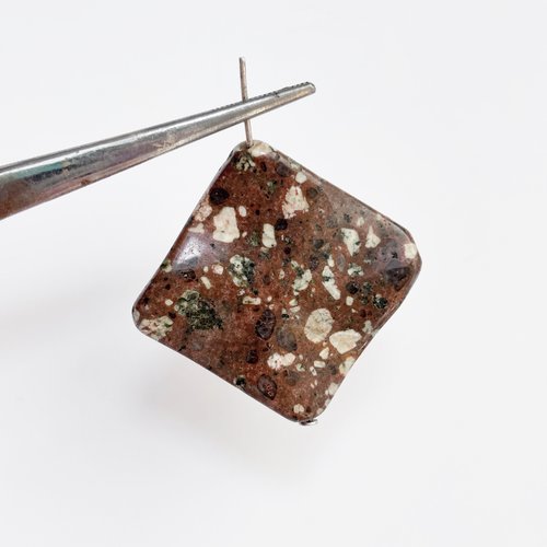 Perle en jaspe rhyolite marron, carré ondulé 30 mm, réf. n°7