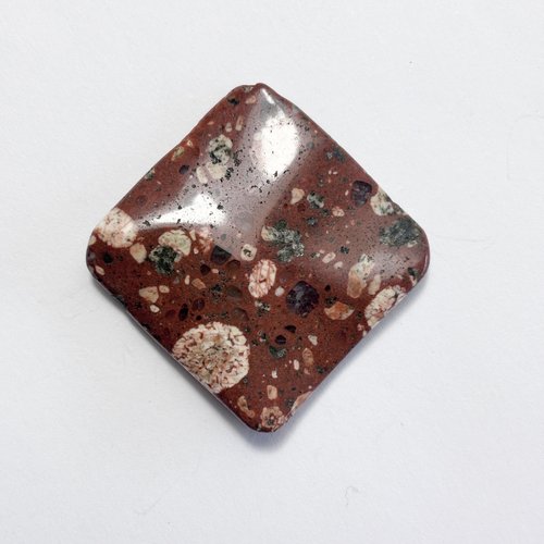 Perle en jaspe rhyolite marron, carré ondulé 30 mm, réf. n°10