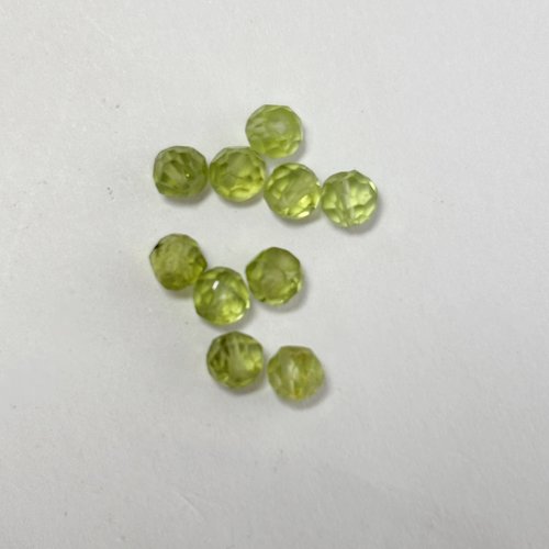 10 perles péridot naturel 4 mm facettées, trou 0,5 à 0,6 mm