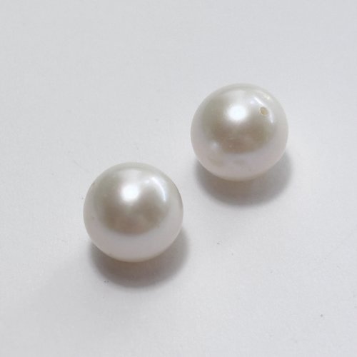 2 perles de culture blanches de 9,45 mm, un joli éclat tout doux