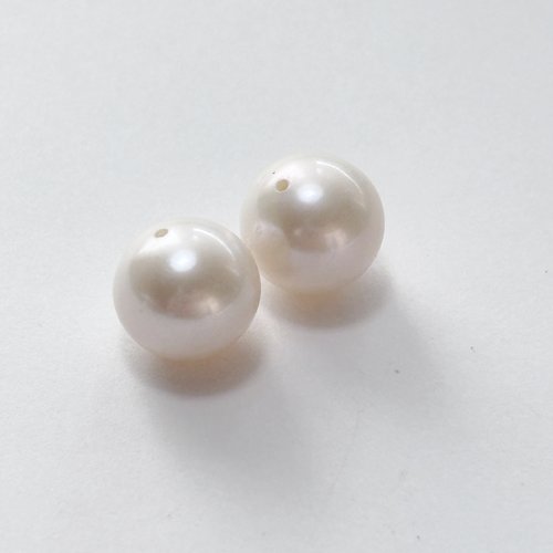 2 perles de culture blanches de 9,45 mm, un éclat ivoire très doux
