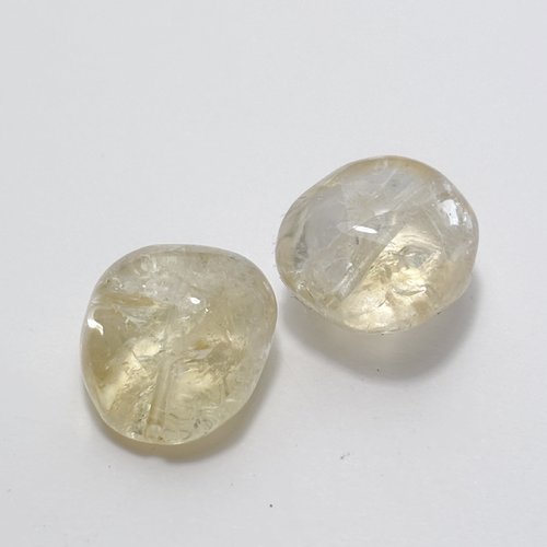 2 perles citrine roulées jaune clair, cailloux irréguliers 15 à 16 mm, trou 0,8 mm