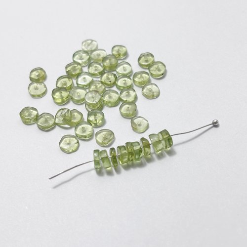 40 perles de péridot (olivine), tranches irrégulières 5,5 mm, perçage 0,6 à 0,7 mm