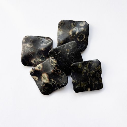 5 perles rhyolite noire orbiculaire 30 mm style jaspe océan perçage diagonal