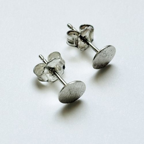 Paire clous d’oreilles argent 925 plateau 6 mm avec papillons poinçonnés