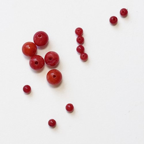 Lot de 14 perles en corail bambou rouge 2 mm et 4 mm