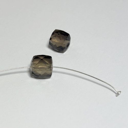 Quartz fumé 7 mm carrée à facettes.