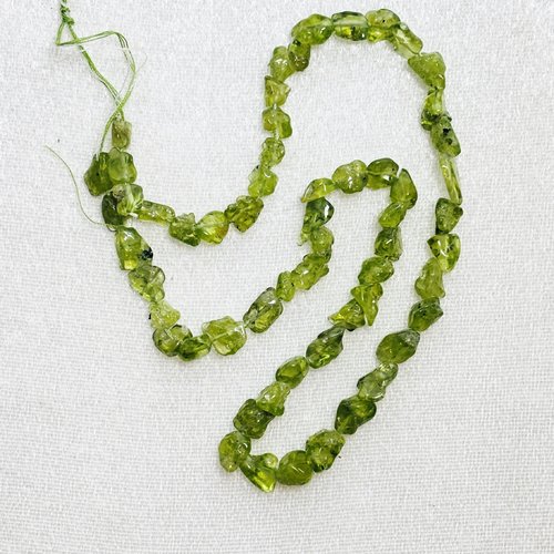 Rang de péridot naturel – éclats baroques polis – fil de 38 cm (env. 50 perles)