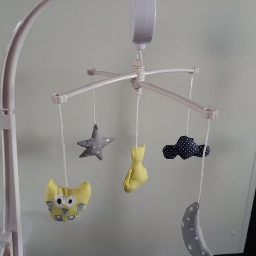 Mobile Musical Chat Hibou Lune Nuage Etoile Couleur Jaune Clair Gris Perle Un Grand Marche