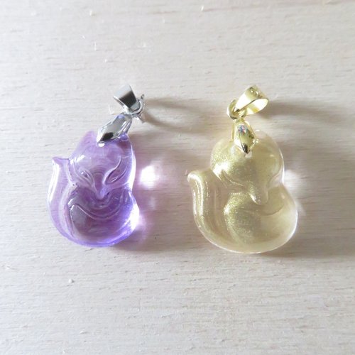 2 pendentifs renards jaune or et violet