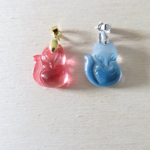 2 pendentifs renards bleu et corail