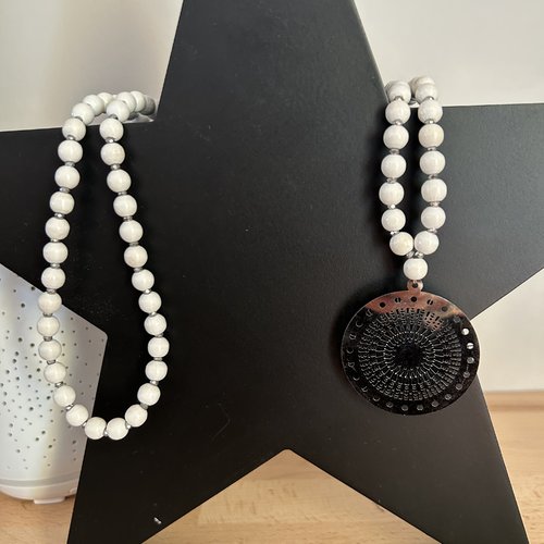 Collier sautoir perles bois "blanc » ou « noir » et pendentif "acier inoxydable »