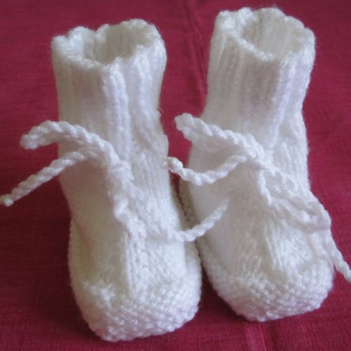 Petits chaussons bébé blancs