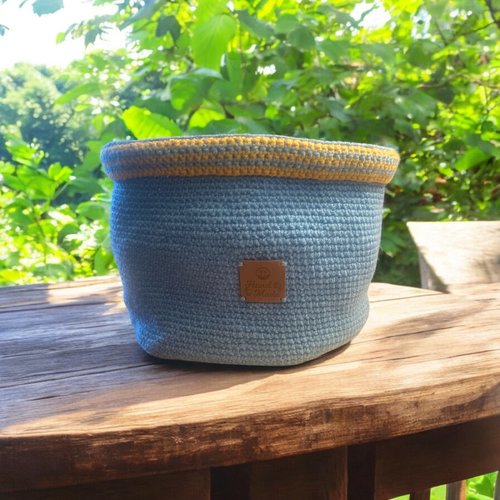 Grande panière de rangement au crochet bleu et jaune