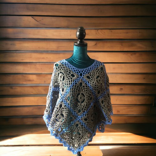 Poncho femme au crochet gris et bleu en patchwork