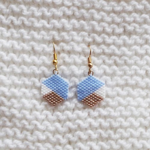 Boucles d'oreilles hexagone // bleu pastel - blanc - doré