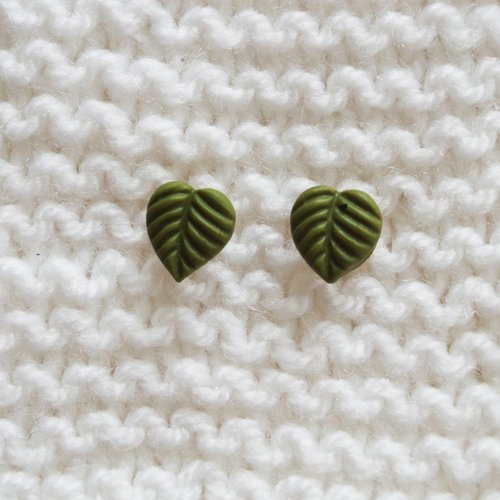 Boucles d'oreilles feuilles // clous d'oreilles // vert kaki