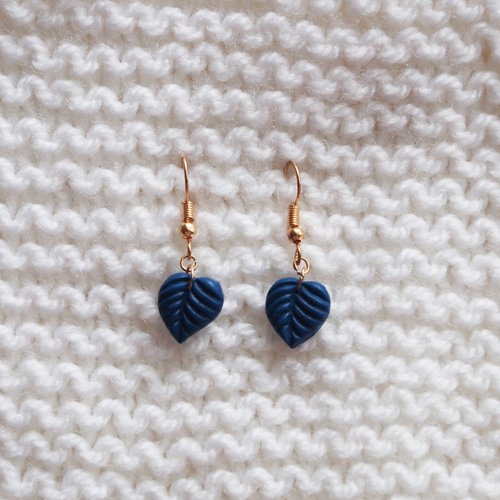 Boucles d'oreilles feuilles // crochet // bleu marine