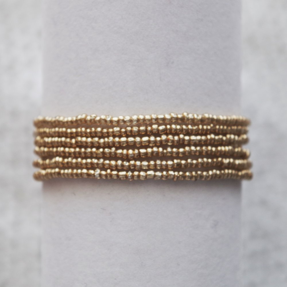 Bracelet en perles de rocaille // elastique // doré - Un grand marché