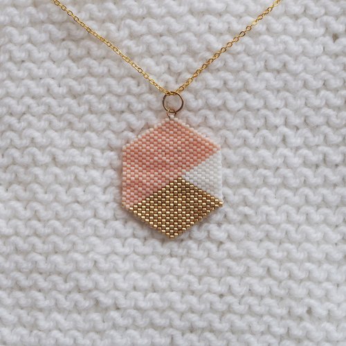 Collier hexagone // rose pastel - blanc - doré