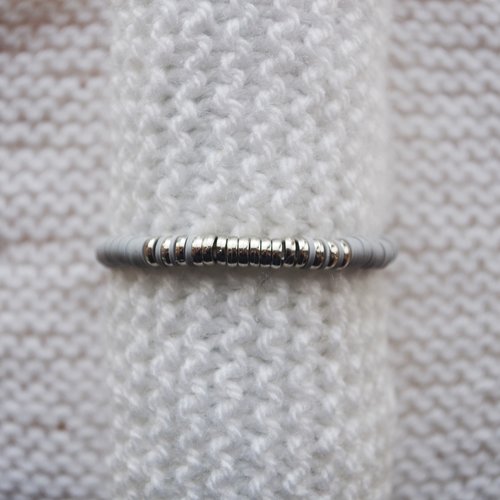 Bracelet perles heishi // gris clair - argenté