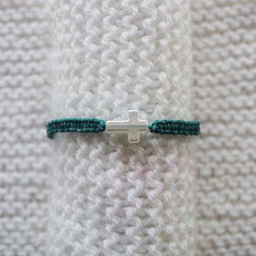 Bracelet en macramé ajustable // perle croix // blanc - bleu