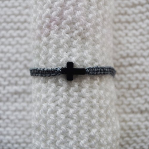 Bracelet en macramé ajustable // perle croix // noir - gris