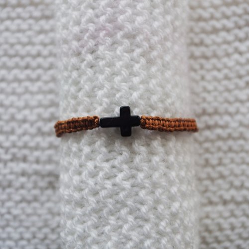 Bracelet en macramé ajustable // perle croix // noir - marron