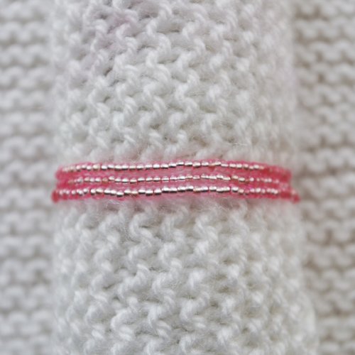 Bracelet en perles de rocaille // elastique // rose brillant