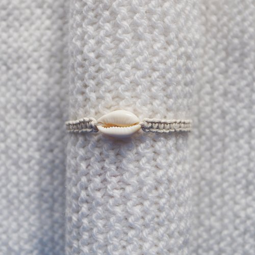 Bracelet en macramé ajustable // coquillage // beige