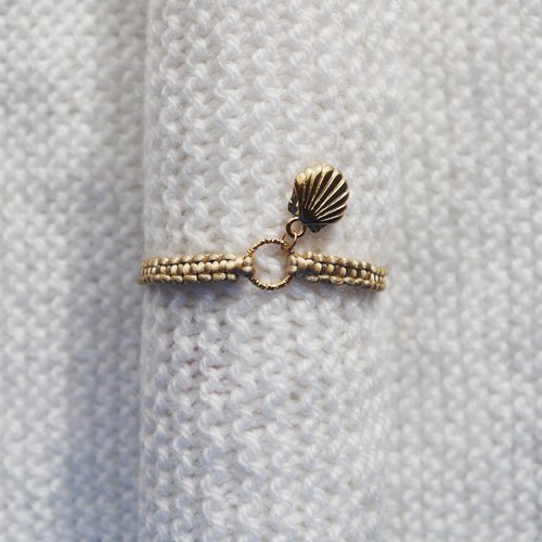 Bracelet en macramé ajustable // perle coquillage // doré