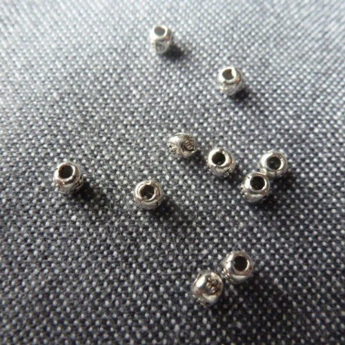 Perles en metal ronde decor fleurs  2mm (x12)