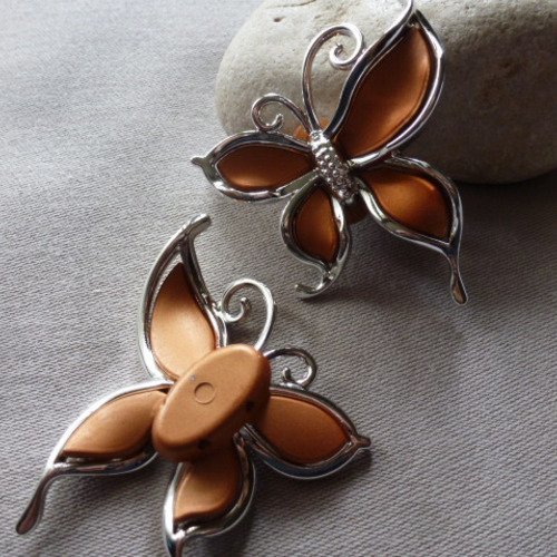 Grande perles papillons cuivre et argent en synthétique  (x1) 
