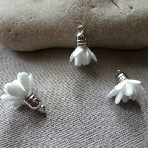 Pompons pendentif fleur blanc synthetique 19mm x 10mm(x1)