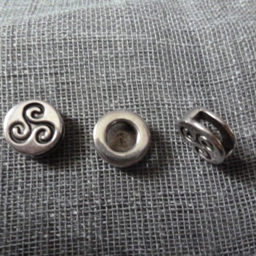 Perle passante ronde  plate triskéle  en metal  12mm x 5mm  (x1)