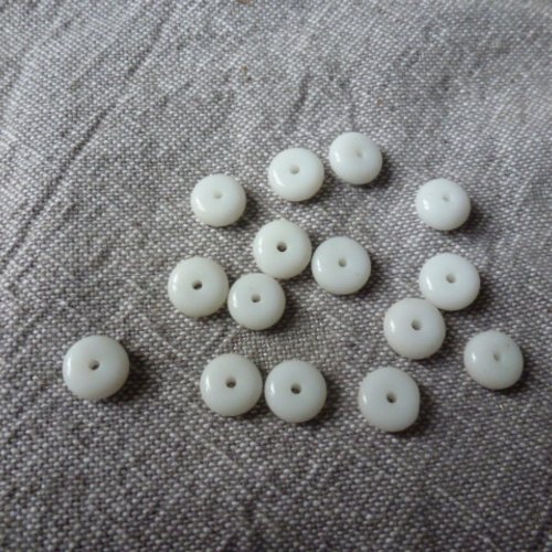 Perles de verre blanche ronde  plâte 7 mm  (x12)