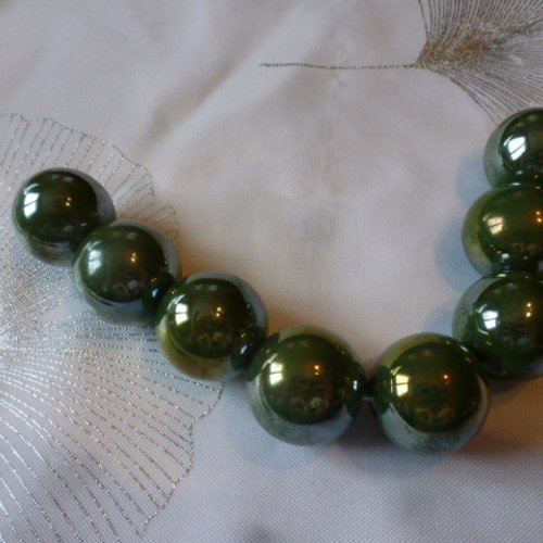 Grosse perle en céramique ronde  vert bouteille 22mm (x1)