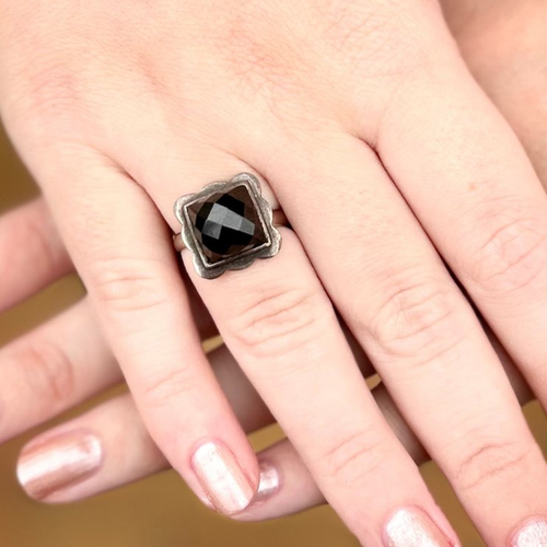 Ravissante petite bague carrée noire