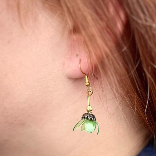 Boucles d'oreilles pendantes simple fleurs vert transparent et jaune