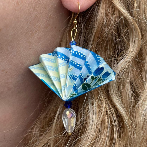 Éventail origami bleu