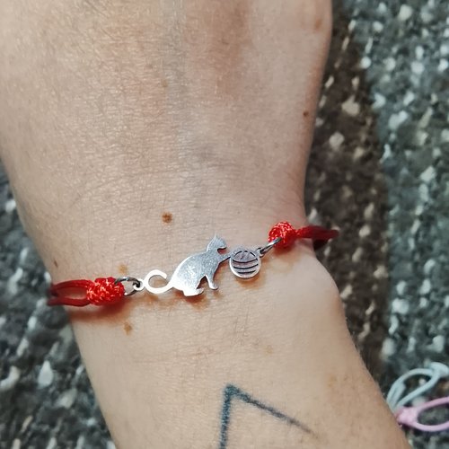 Bracelet chat pelote argentée rouge