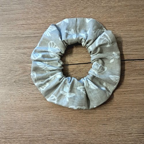 Accessoires de cheveux - chouchou - tissu beige avec papillons blancs
