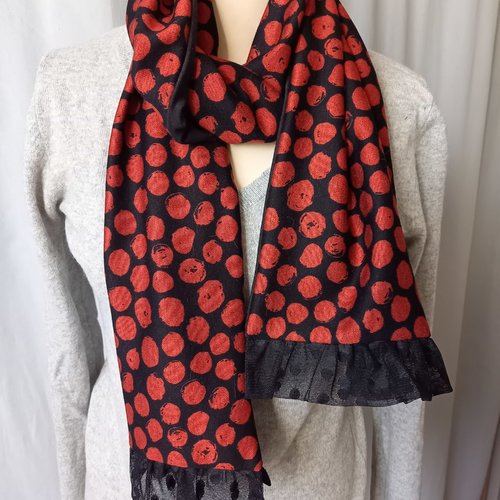 Echarpe femme avec volants noir et rouille/orange.