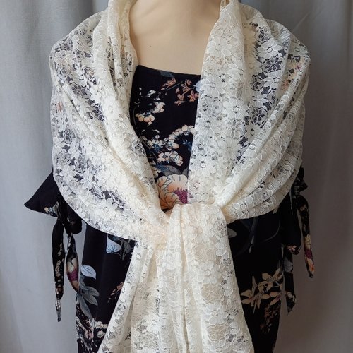 Foulard écharpe étole en dentelle écrue ou blanche, cérémonie, mariage, voile d'église, mantille,