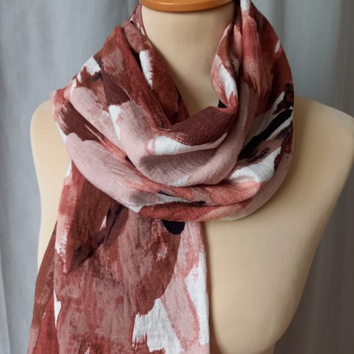 Foulard écharpe étole femme en viscose aspect " froissé ", aux motifs " traits de pinceau "