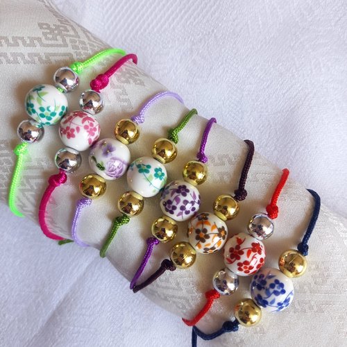 Bracelet réglable avec perles sur cordon, perles porcelaine, dorées et argentées au choix.