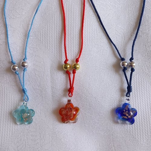 Collier pendentif fleur en verre, sur cordon réglable, bleu ou rouge.