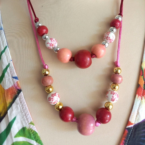 Collier de perles en porcelaine et en bois, sur cordon réglable, rose-framboise-bordeaux