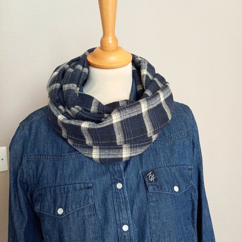 Snood homme en flanelle, écossais marine écru, tissu flanelle polyester et coton.