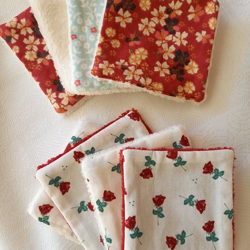 Cotons lavables, cotons réutilisables en velours éponge bambou, lingettes lavables, fleuri rouge foncé et blanc.